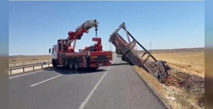 Şanlıurfa'da karpuz kamyonu devrildi, 2 kişi yaralandı: Yol trafiğe kapandı