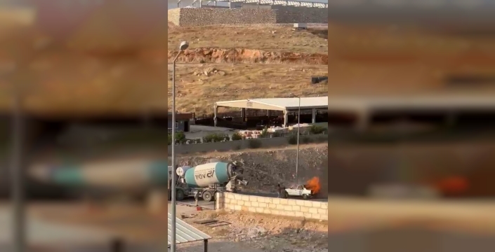 Şanlıurfa'da otomobil alevler içinde kalınca imdada beton mikseri yetişti