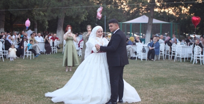 Sarayönü'nde düğün sezonu hareketlendi: Esnaf umutlu, çiftler maliyetlerden şikâyetçi