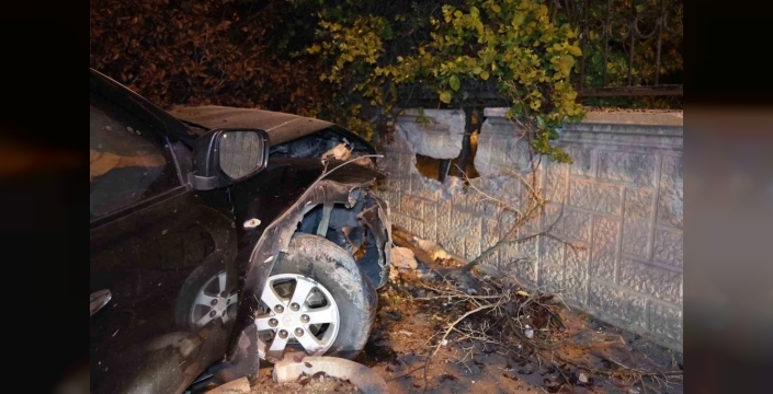 Sarhoş ve ehliyetsiz sürücü dehşet saçtı: Üniversite duvarına çarptı, 1 kişi yaralandı