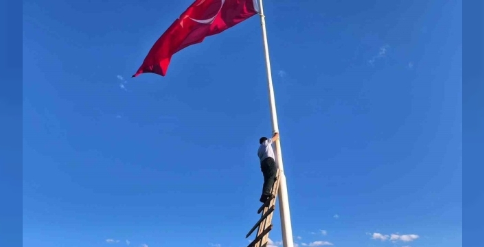 Şehit öğretmen Neşe Alten anısına, 1215 rakımlı zirveye 16 metrelik dev Türk bayrağı dikildi