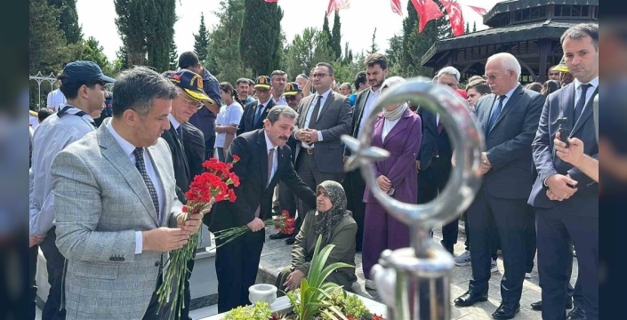 Şehitlikte duygusal anlar: Minik Elif dayısının mezarını defalarca öptü