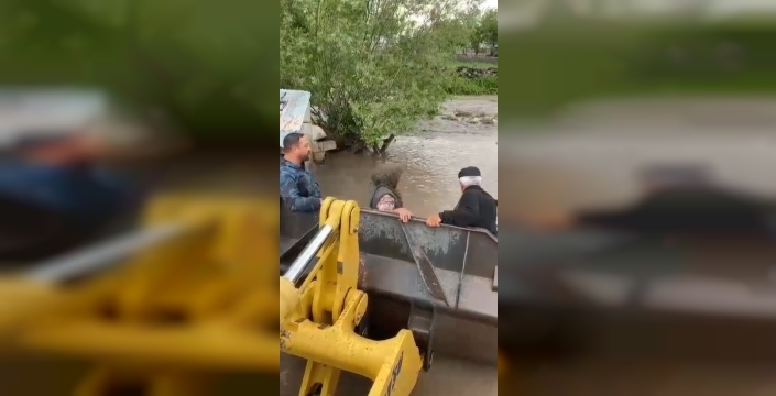 Sel felaketinde mahsur kalan yaşlı çift, iş makineleriyle kurtarıldı: Kars'ta nefes kesen operasyon!