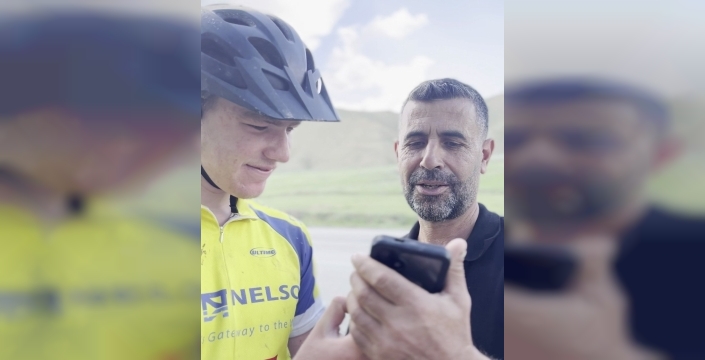 Şenkaya'da dil engelini yapay zeka ile aştılar, İngiliz turiste misafirperverlik gösterdiler