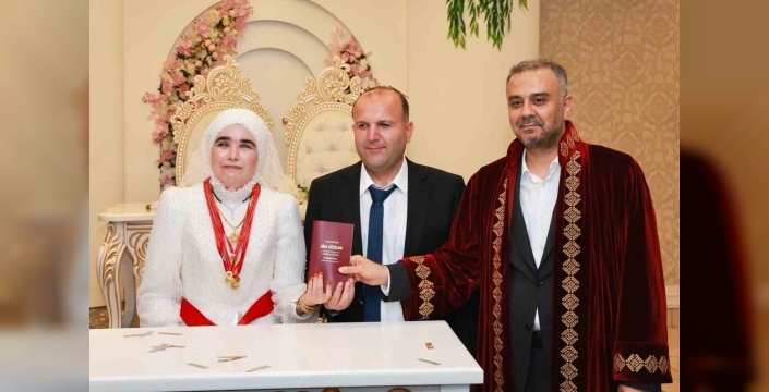 Sevginin gücü engelleri aştı: Görme engelli iki öğretmen hayatlarını birleştirdi