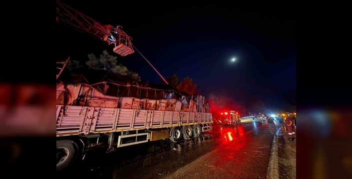 Seyir halindeki tır alevlere teslim oldu: Trafik durdu, itfaiye kahraman gibi müdahale etti