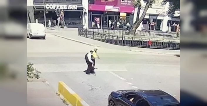Sıcak havada zorlanan yaşlı adamı, trafik polisi kucakladı!