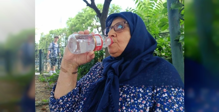 Sıcaklar vuruyor: Yetersiz su tüketimi ölümcül risklere kapı aralıyor, uzmanlar uyarıyor!