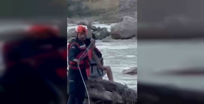 Siirt'te AFAD, Kezer Çayı'nda mahsur kalan çocuğu kurtardı