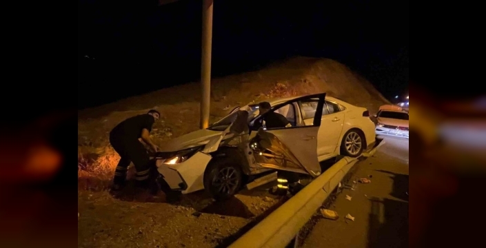 Siirt'te otomobil bariyere çarptı, alev aldı: 1 yaralı