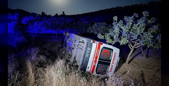 Siirt'te sağlıkçılar, devrilen ambulans kazasını yara almadan atlattı