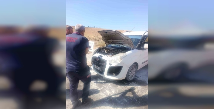 Siirt'te seyir halindeki araç alev alev yandı