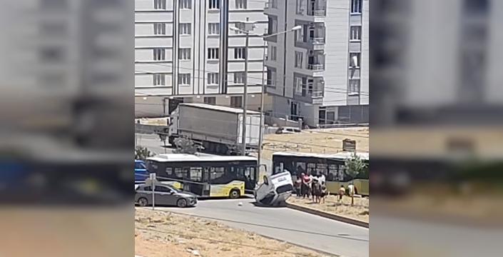 Siirt'te trafik kazası: Belediye otobüsü ile hafif ticari araç çarpıştı, 1 yaralı!