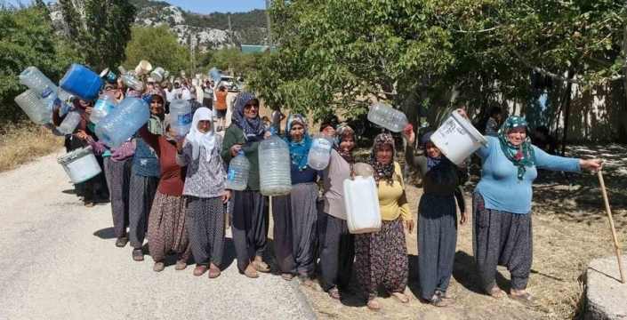 Silifke köylüleri susuzluğa isyan etti: Uzaya gidilirken biz bidonlarla su taşıyoruz!