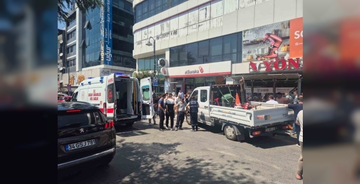 Silivri'de freni boşalan kamyonet durağa daldı: Bir kadın yaralandı