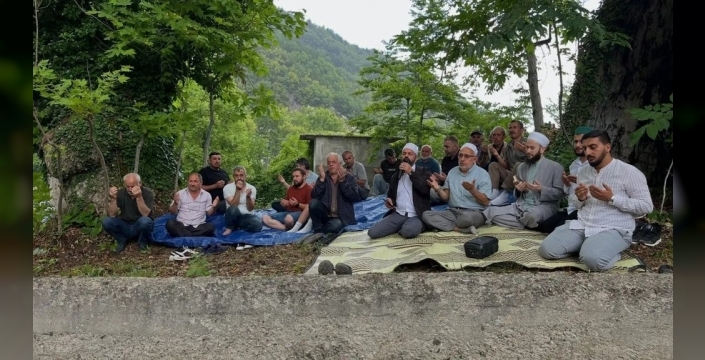 Sinop'ta bereket çağrısı: Binlerce kişi Usva Mahallesi'nde yağmur duası için toplandı