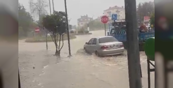 Sinop'un Türkeli ilçesinde sağanak yağış hayatı felç etti