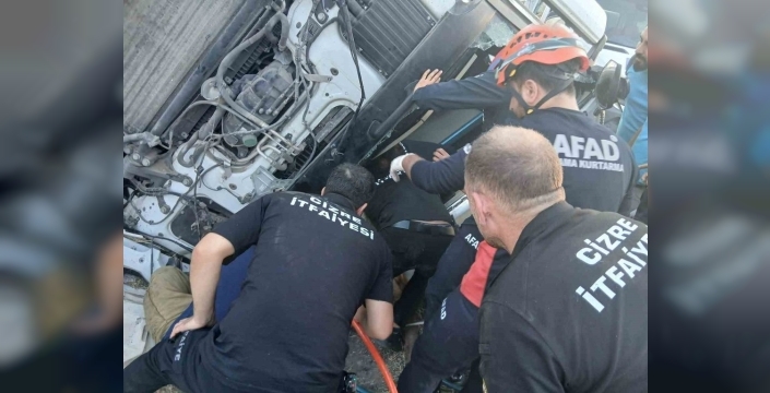 Şırnak'ta tır devrildi, sürücü yaralandı