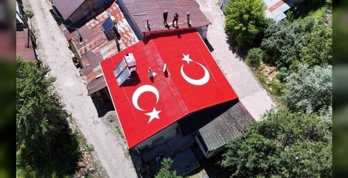 Sivas'ta bir ustadan vatan sevgisi: Çatısında Türk bayrağı var