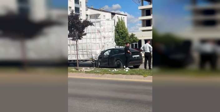 Sivas'ta dehşet anları: Tesla, tırın dorsesine böyle çarptı!