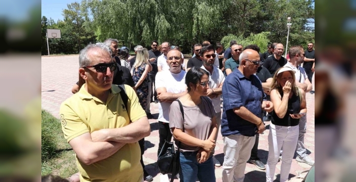 Sivas'ta eğitim kurumu konkordato ilan etti, veliler okul önünde toplandı