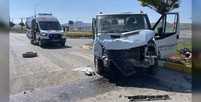Sivas'ta iki kamyonetin çarpışması sonucu 5 kişi yaralandı