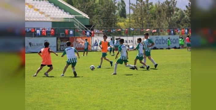 Sivas'ta minik sporcular futbolun inceliklerini öğreniyor