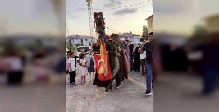 Sivas'ta Türkmen geleneği düğünlere renk kattı