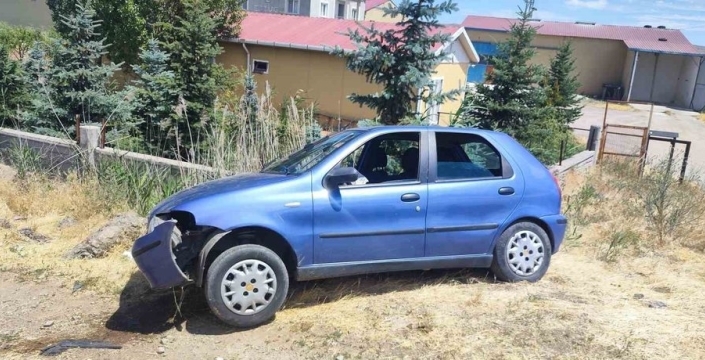 Sivas yollarında dehşet anları: Otomobil bariyerlere fırladı, 4 kişi yaralandı!