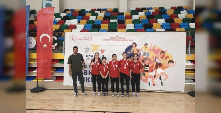 Sivaslı badmintoncular Çankırı'da parladı: Gruplardan namağlup çıktılar!