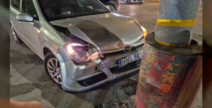 Şok kaza: Kontrolden çıkan otomobil tramvay direğine böyle çaptı, 1 yaralı!