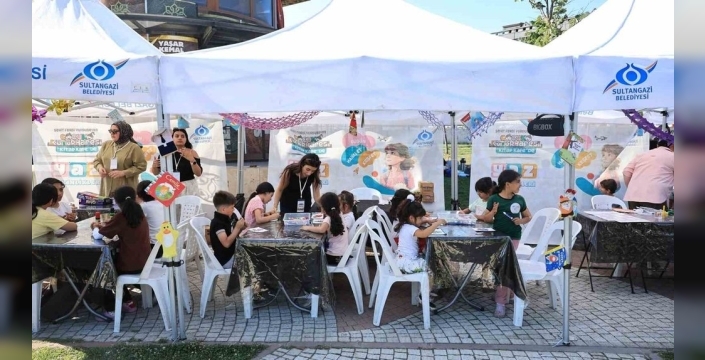 Sultangazi'de çocuklar kitap kafe etkinliklerinde hem eğleniyor hem öğreniyor