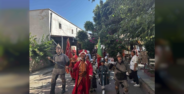 Sünnet coşkusu mehter marşlarıyla Adana sokaklarını inletti: Tarihi yürüyüş ve dualarla anlamlı kutlama