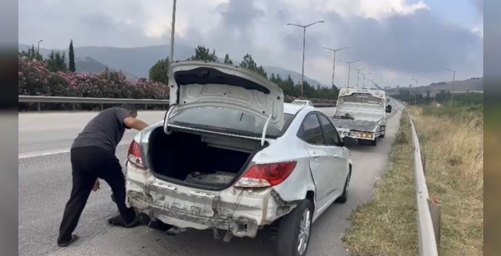 TAG Otoyolu'nda korkutan kaza: Sürücü bariyerlere takılı kaldı