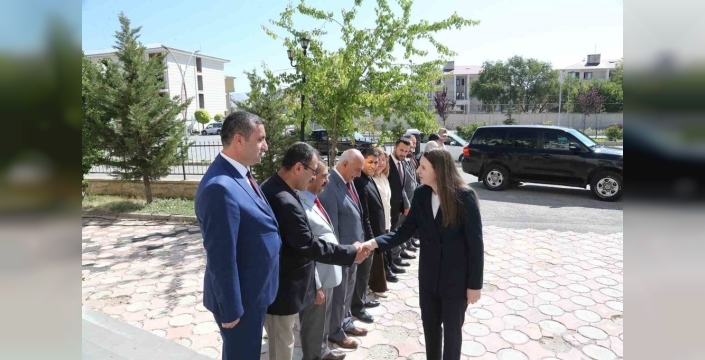 Tarihi An: Gürpınar'ın ilk kadın kaymakamı göreve başladı