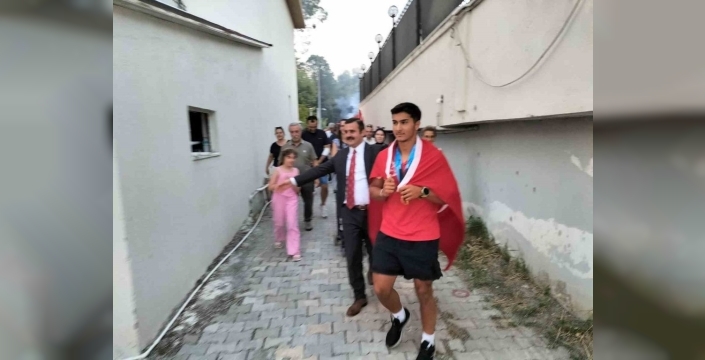 Tarihi Başarı! Köyceğizli Kano Şampiyonu Karahan, Memleketinde Kahraman Gibi Karşılandı