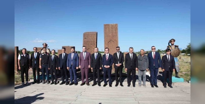 Tarihi Selçuklu Mezarlığı'na Bakan Yardımcısı Ziyareti: Ahlat'ta Kültürel Miras İncelemesi