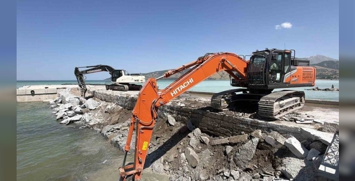 Tatvan sahilinin kaderi değişiyor: Eskiyen iskele yerini moderne bırakıyor