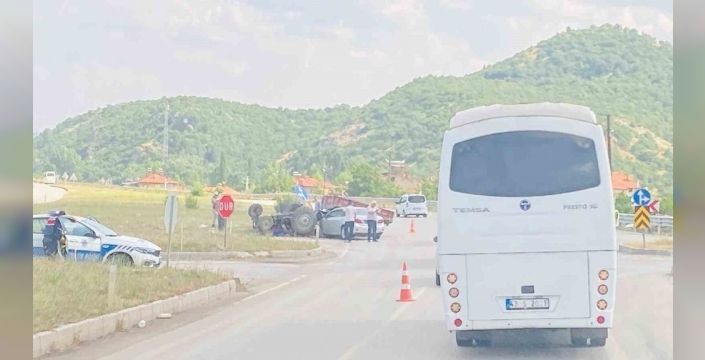 Tavşanlı'da korkunç kaza: Traktörle otomobil çarpıştı, 3 kişi yaralandı