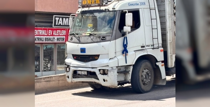 Tavşanlı'da yürekleri ağızlara getiren kaza: Kamyon otomobile böyle çarptı, 2 çocuk yaralandı!