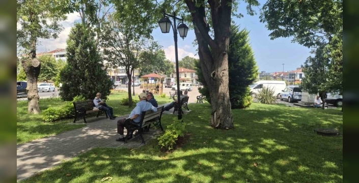 Tekirdağ'da sıcak hava gölgelik alanlara akın ettirdi