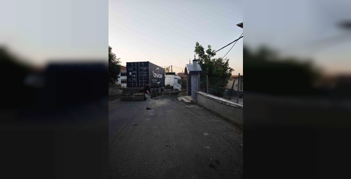 Tekirdağ'da tır, elektrik direğini cami avlusuna devirdi