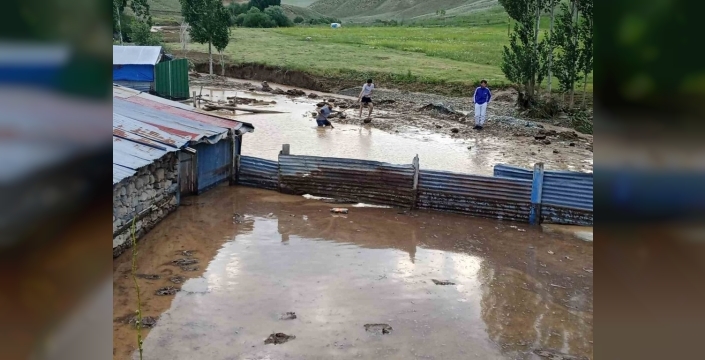 Tekman'da sel felaketi: Mollamehmet Mahallesi sular altında kaldı