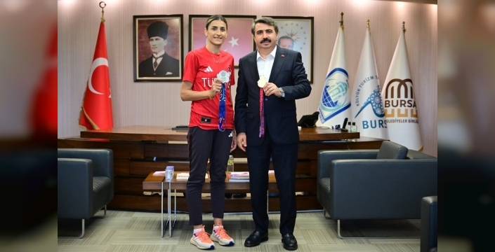 Tekvandocu İlgün'den iki madalya, sevincini Başkan Yılmaz ile paylaştı