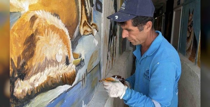 Temizlik işçisi, fırçasıyla kente sanat katıyor