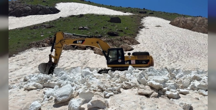 Temmuz'da yazın ortasında kış manzarası: Hakkari'de kar tünelleri gezildi