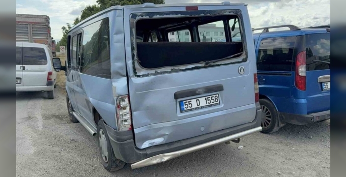 Tır dolmuşa çarptı: Sürücü hastaneye kaldırıldı