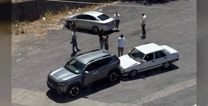 Tırdan inen sıfır kilometre otomobil dehşet saçtı: Park halindeki araç hurdaya döndü, ucuz atlatıldı