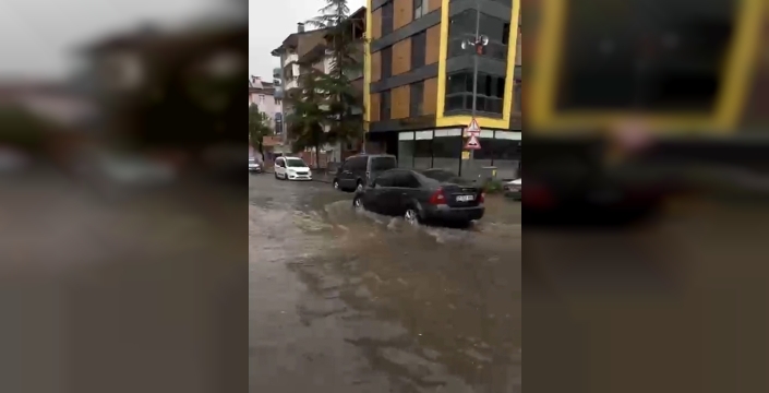Tokat'ta doğa terör estirdi: Çatı uçtu, sokaklar göle döndü