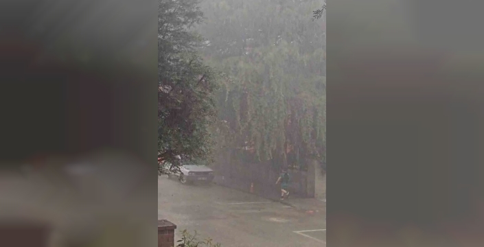 Tokat'ta fırtına kabusu: Ağaçlar devrildi, yollar göle döndü